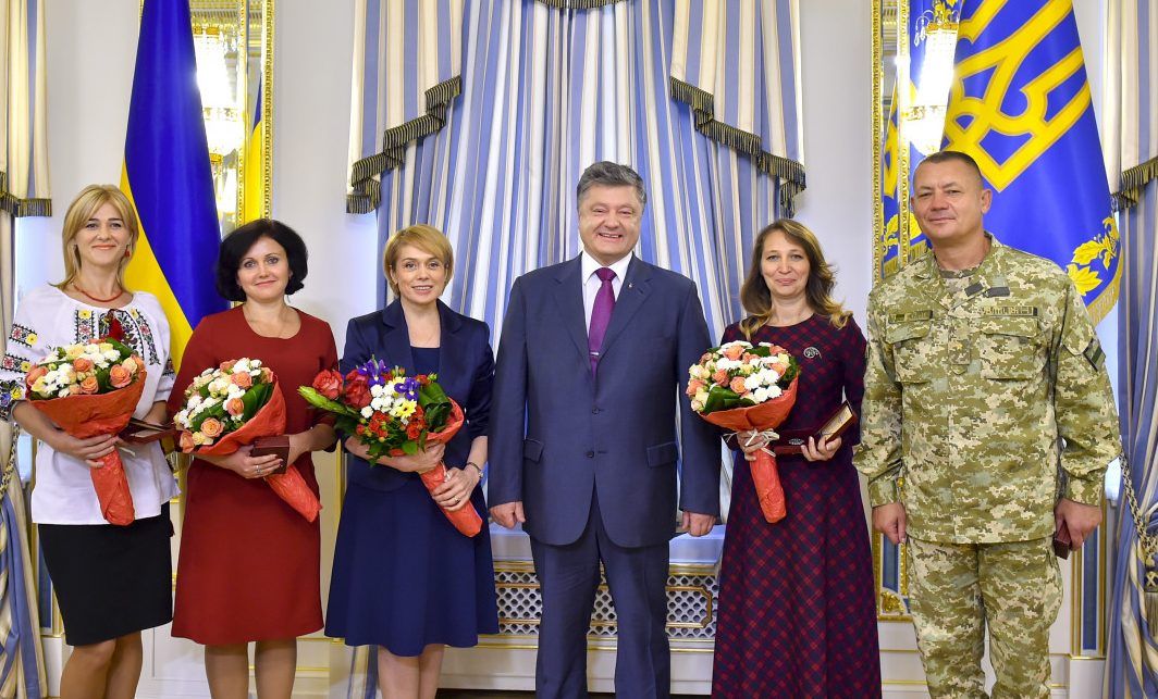 Порошенко сказав, як і коли зростуть зарплати вчителів