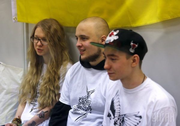 Бійка з ножем під судом у справі Віти Заверухи у Києві