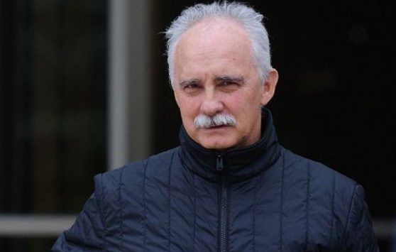 По вулицях ходять чоловіки цілуються