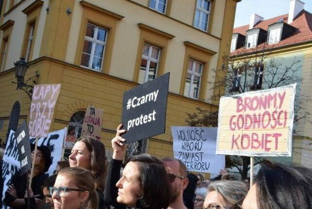 В Польше “черный понедельник” — женщины против запрета на аборты
