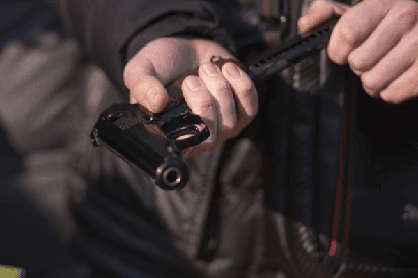 У Києві невідомі з битою і пістолетом напали на бізнесмена