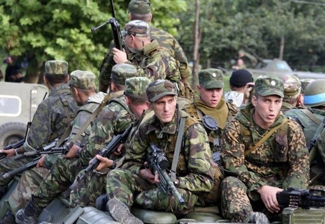 До Новоазовська заїхали вантажівки з російськими солдатами