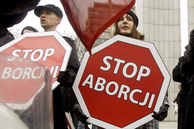 Полного запрета абортов не будет: власть Польши отступилась