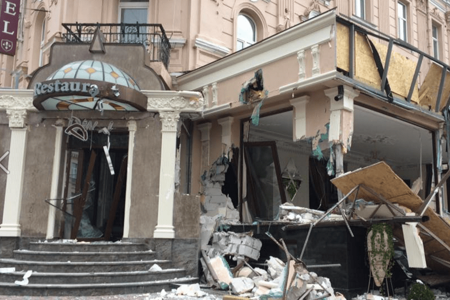 В центре Киева трактором снесли пристройку к ресторану