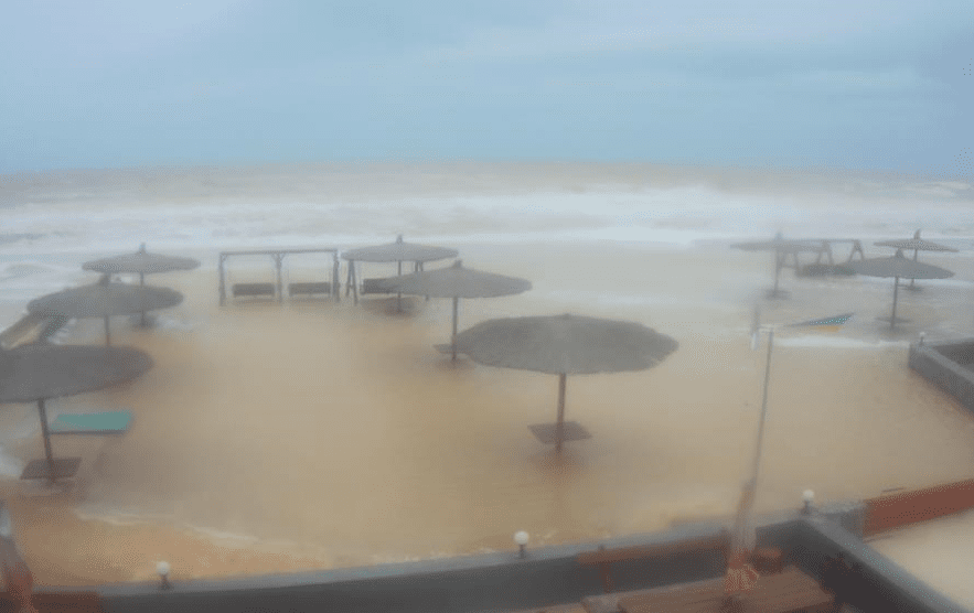 Запорожскую область накрыл шторм: пляж ушел под воду