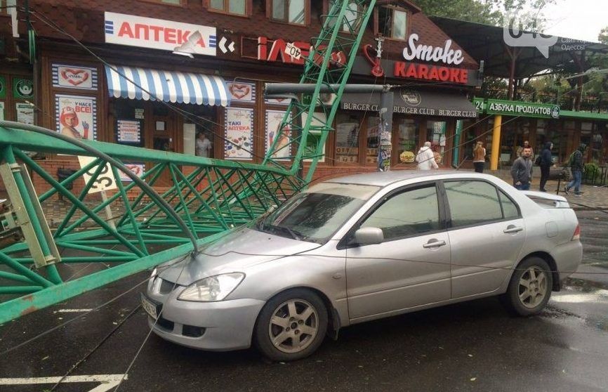 Шторм в Одессе: упал башенный кран, повалены деревья