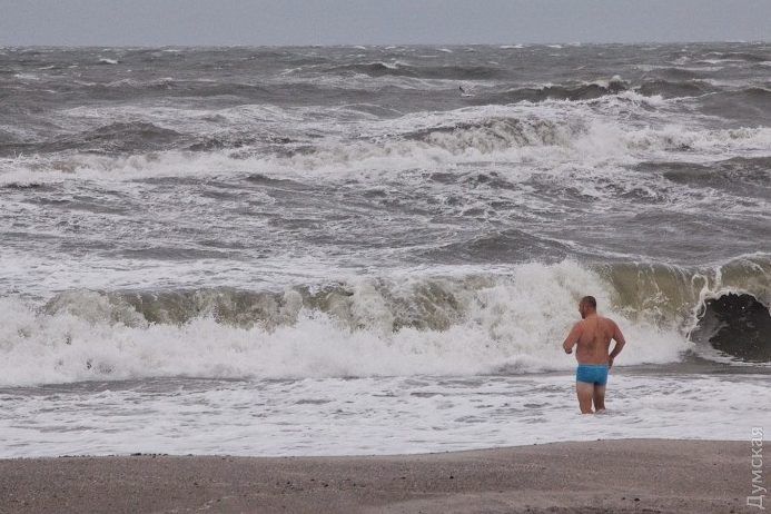 Одесситы купаются в море в шторм