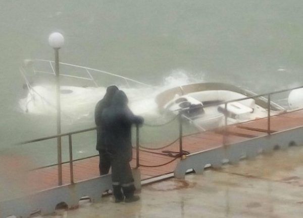 Шторм в Одессе: на морвокзале волны разбили яхту