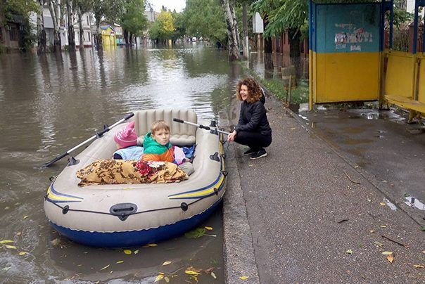 Шторм в Одессе: мать с двумя детьми плывет по улицам на лодке
