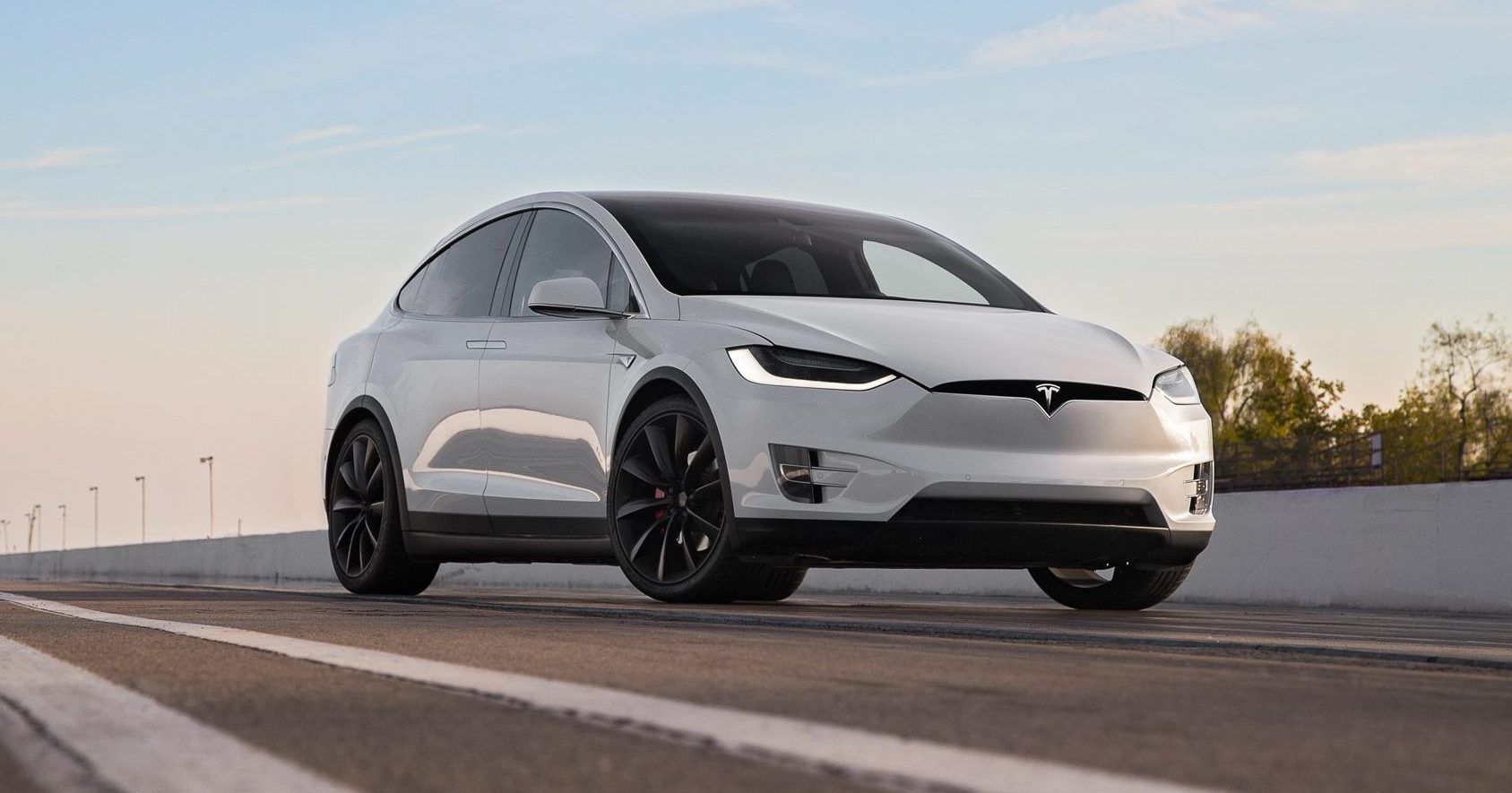 Ехал на месте пассажира: в Великобритании водителя Tesla лишили прав за автопилот Tesla запустила автомобілі з повноцінним автопілотом
