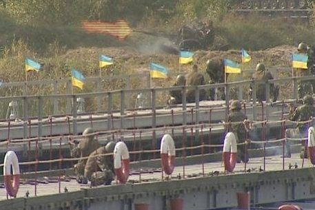 Військові звели найбільшу понтонну переправу через Дніпро