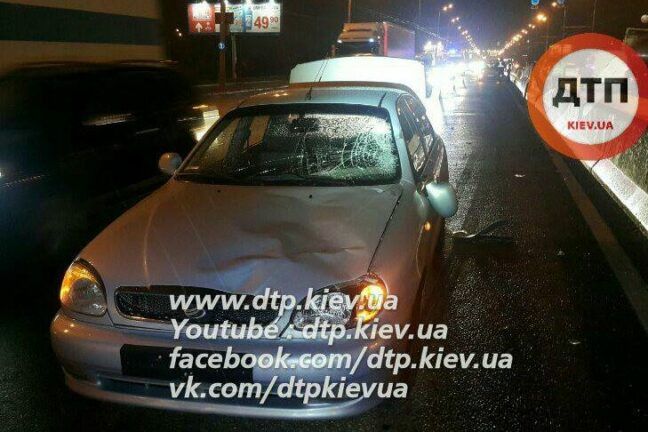 Смертельна ДТП у Києві: чоловік перебігав дорогу з дитиною