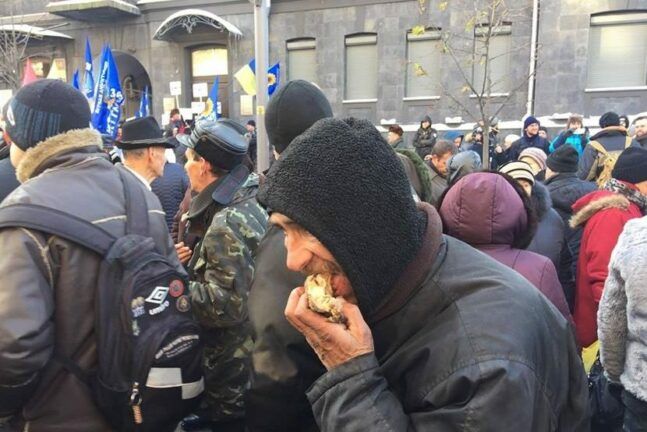 Митинг в Киеве: люди под Нацбанком расходятся