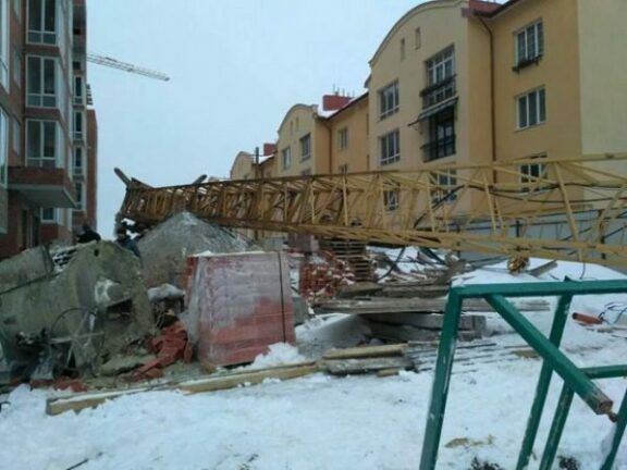 Во Львове упал строительный кран — есть жертвы