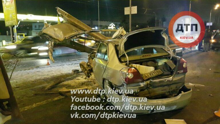 Тяжелое ДТП в Киеве: иномарку разорвало об отбойник Фото 1 15107246_10211082601571145_98937052447875607_n