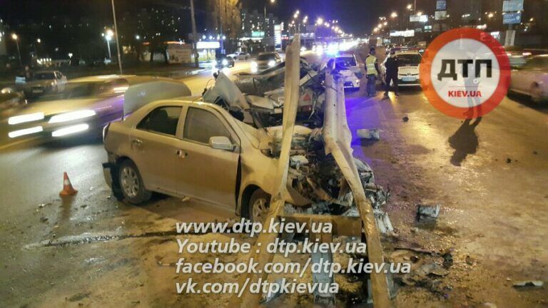 Тяжелое ДТП в Киеве: иномарку разорвало об отбойник Фото 2 15171300_10211082601051132_3626815539952036465_n