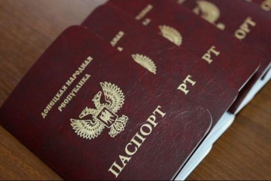 Не признает собственные паспорта: РФ не пропускает через границу с документами “ЛДНР”