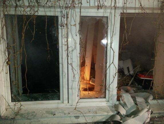 Радикали у Києві атакували Сбербанк, офіс Медведчука і випадково – салон краси