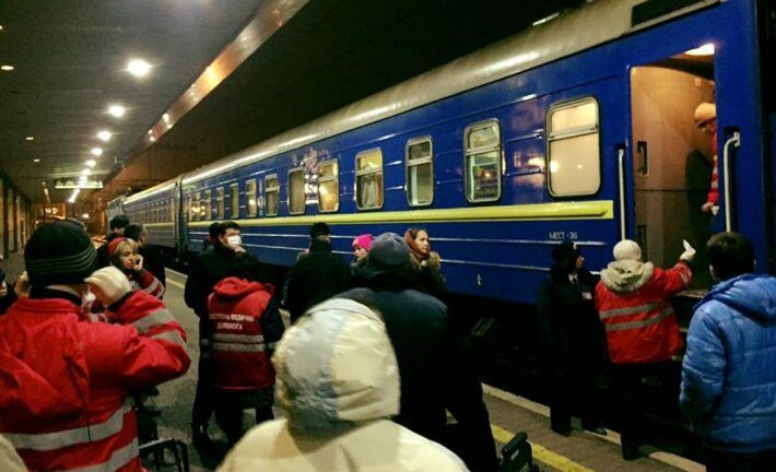 У Києві 18 дітей госпіталізували прямо з потягу