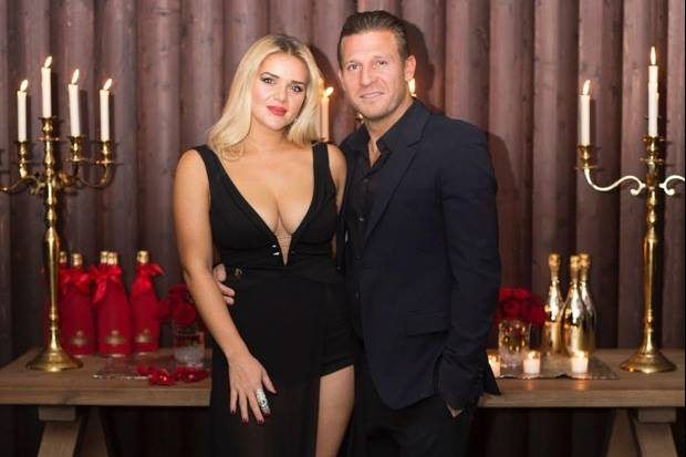 Дружина Вороніна в дуже відвертій сукні