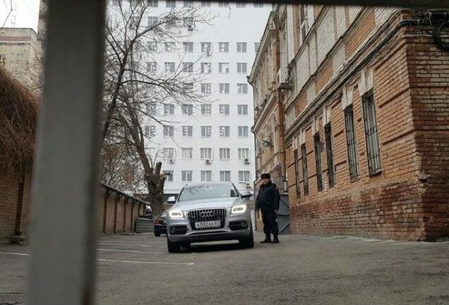 Януковича привезли в суд на Audi