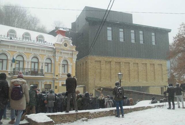 В Киеве, на Андреевском, под крики “Позор!” открыли скандальный театр