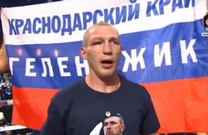 Российский боксер вышел в ринг в футболке с Моторолой