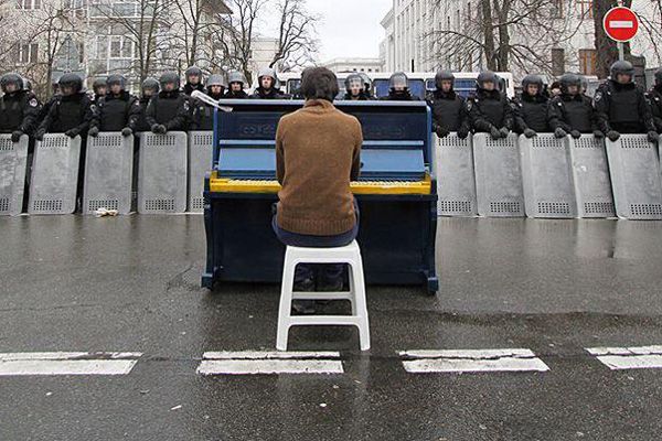 3 легендарні фото з Майдану, якими захоплюється весь світ Фото 1 maydan_piano_slider