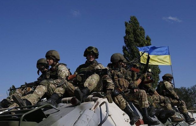 У зоні АТО підірвався військовий, ще двох обстріляли бойовики