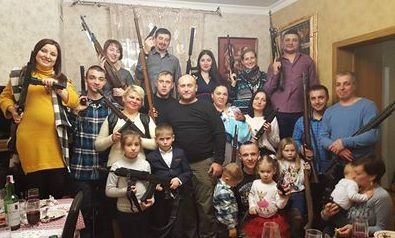 Ярош роздав дітям автомати та пістолети