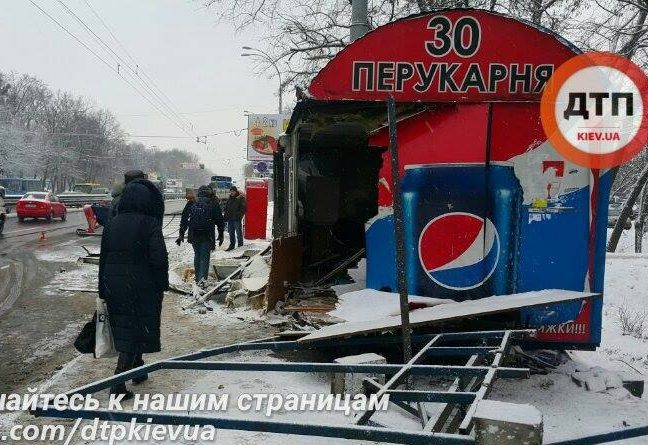 ДТП у Києві: Фура знесла зупинку і перукарню, є постраждалі ДТП у Києві
