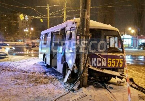 Жахлива ДТП у Києві: маршрутка збила двох осіб та врізалася в стовп ДТП у Києві
