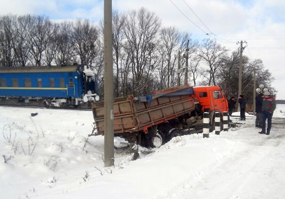 У Хмельницькій області потяг протаранив КамАЗ: вантажівка перекинулася на бік Поїзд протаранив вантажівку
