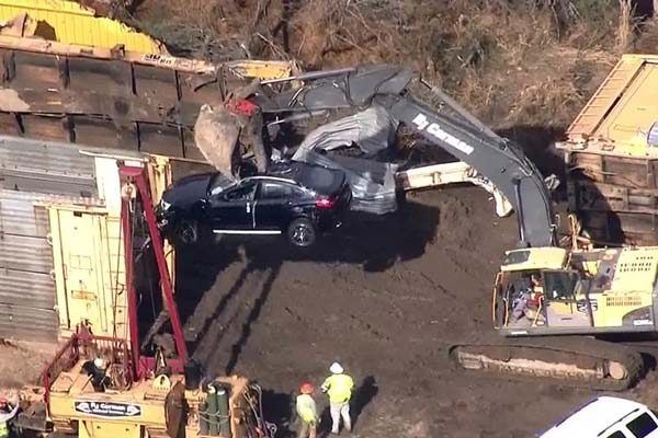 120 BMW на свалку: авария поезда с авто в США