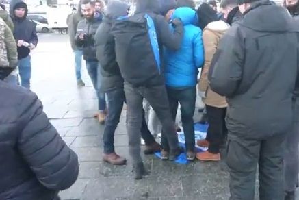 Турецкие фанаты на Майдане топчут флаг Динамо