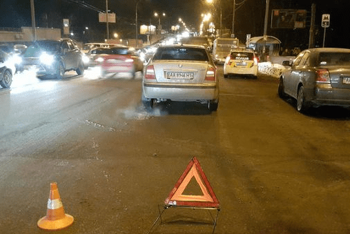 ДТП в Киеве: водитель сбил двух детей с санками