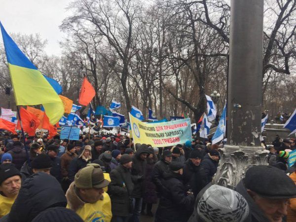 Митинг в Киеве: в центре больше тысячи человек, скандируют