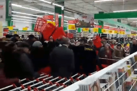Драка бабушек в очереди за продуктами