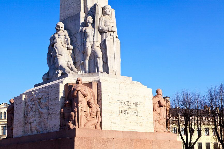 Секс возле памятника обошелся паре в €500