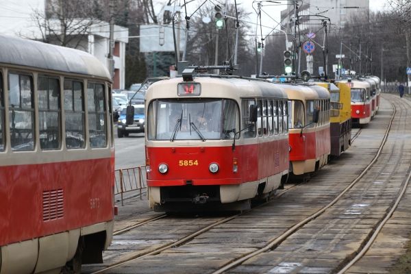 В Киеве пьяному мужчине прострелили обе ноги в трамвае