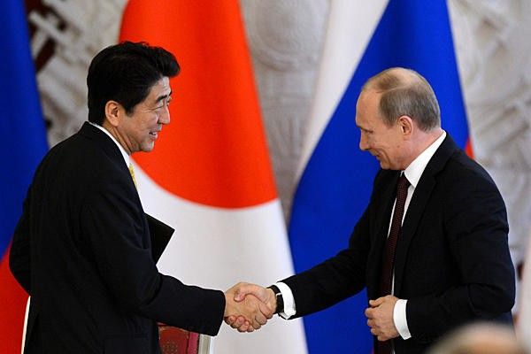 Япония смягчает санкции против РФ и заключает мирный договор с Путиным