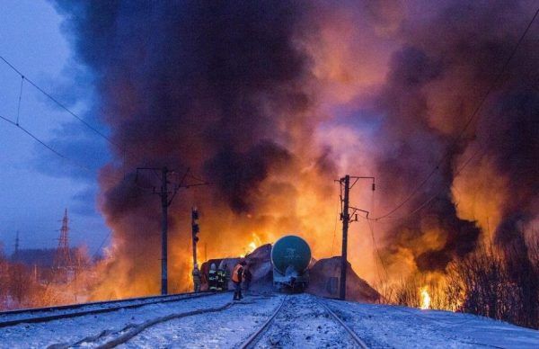 В Болгарии с рельсов сошел поезд с газовыми цистернами: есть жертвы