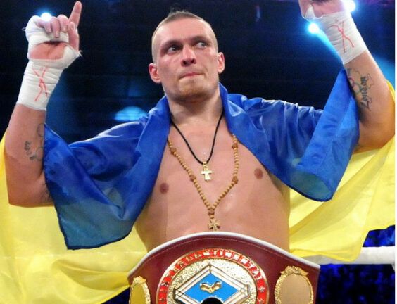 Усик нокаутує Мчуну в дев’ятому раунді
