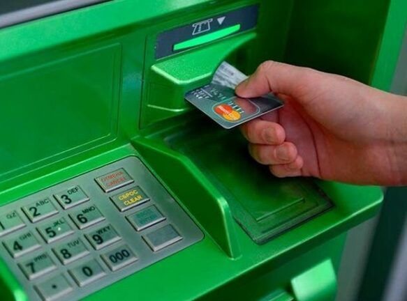 Приватбанк разблокировал корпоративные платежи, банкоматы полные