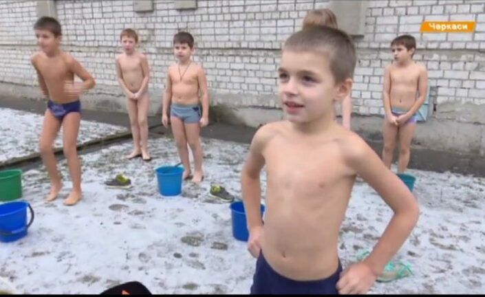 В школе Черкасс делают зарядку и обливаются водой