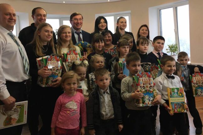 Луценко став Дідом Морозом на Донбасі