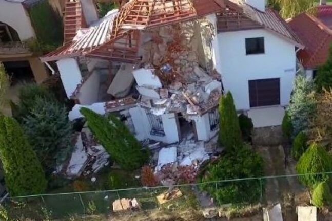 На Одещині житлові будинки зсуваються у море