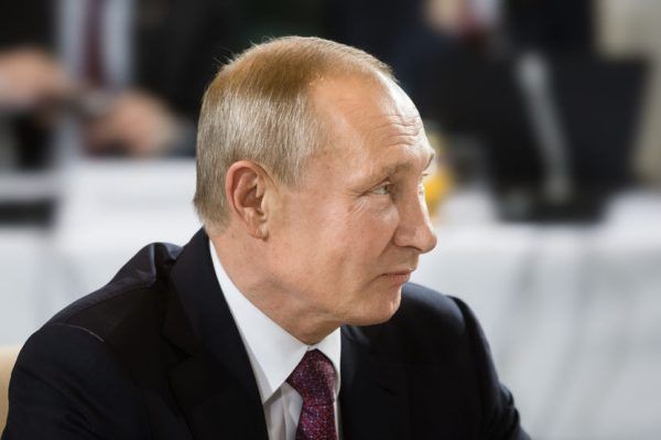 Путін йде у тінь
