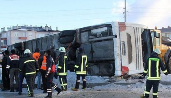 У Туреччині перекинувся шкільний автобус, 2 дітей загинули