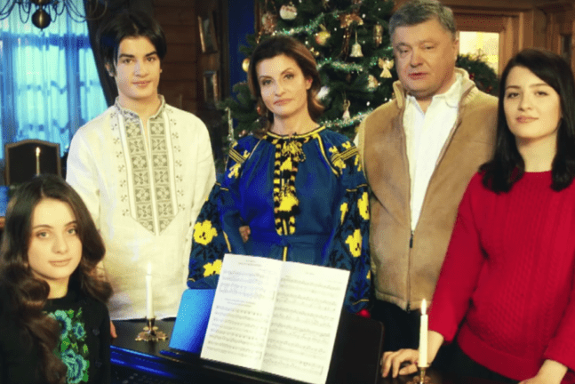 Порошенко поздравляет с Рождеством, помогая дочери сыграть Щедрика